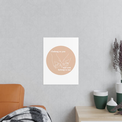 Minimalistisches Poster "I belong to you, and you belong me" auf beigem Kreis Statement Art