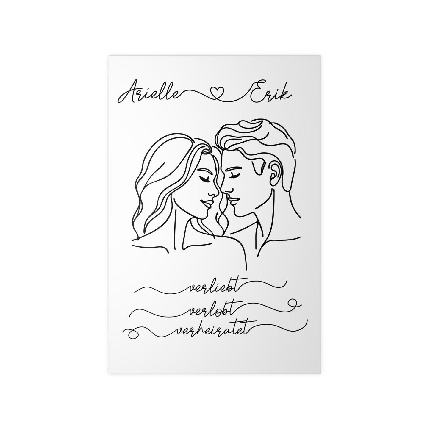 personalisierbares Poster "Verliebt, verlobt, verheiratet" Pärchen mit welligem Haar