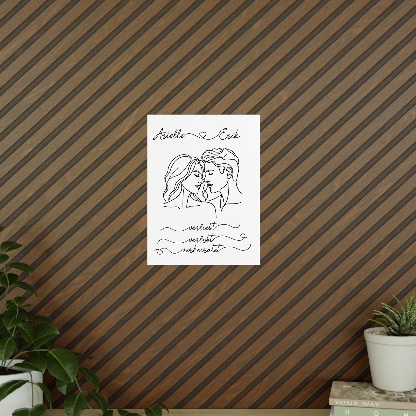 personalisierbares Poster "Verliebt, verlobt, verheiratet" Pärchen mit welligem Haar