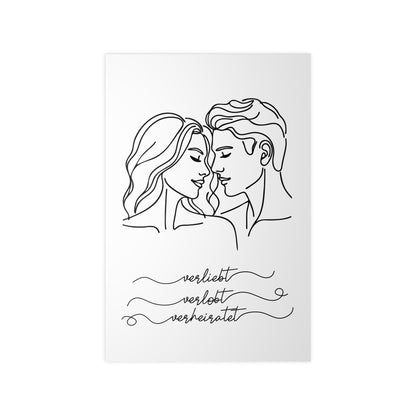 Minimalistisches Poster "Verliebt, verlobt, verheiratet" Frau mit welligen Haaren