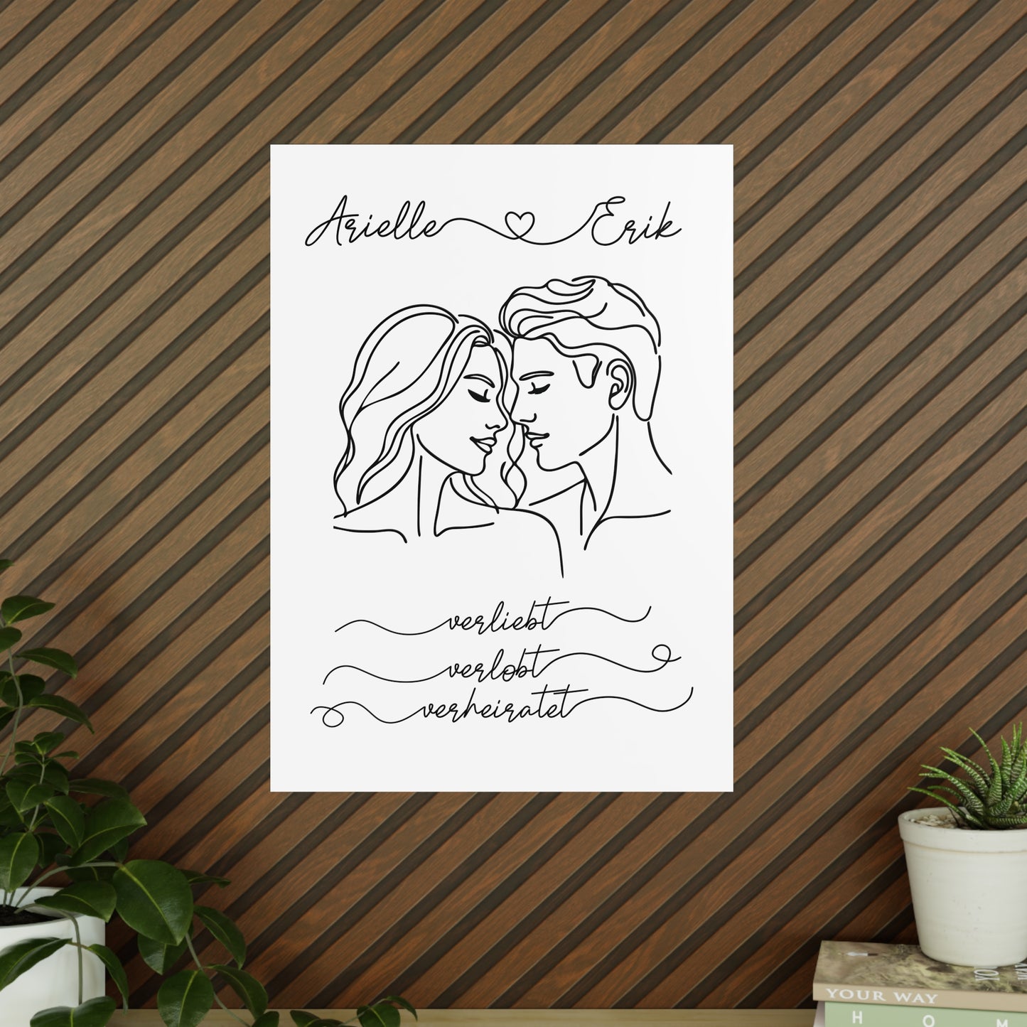 personalisierbares Poster "Verliebt, verlobt, verheiratet" Pärchen mit welligem Haar