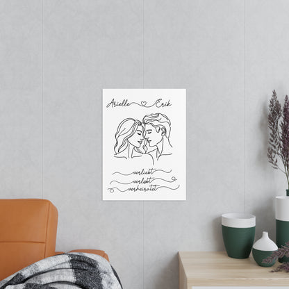 personalisierbares Poster "Verliebt, verlobt, verheiratet" Pärchen mit welligem Haar