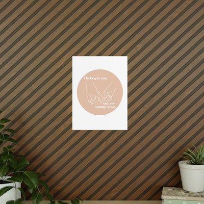 Minimalistisches Poster "I belong to you, and you belong me" auf beigem Kreis Statement Art