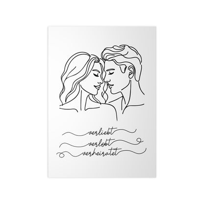 Minimalistisches Poster "Verliebt, verlobt, verheiratet" Frau mit welligen Haaren