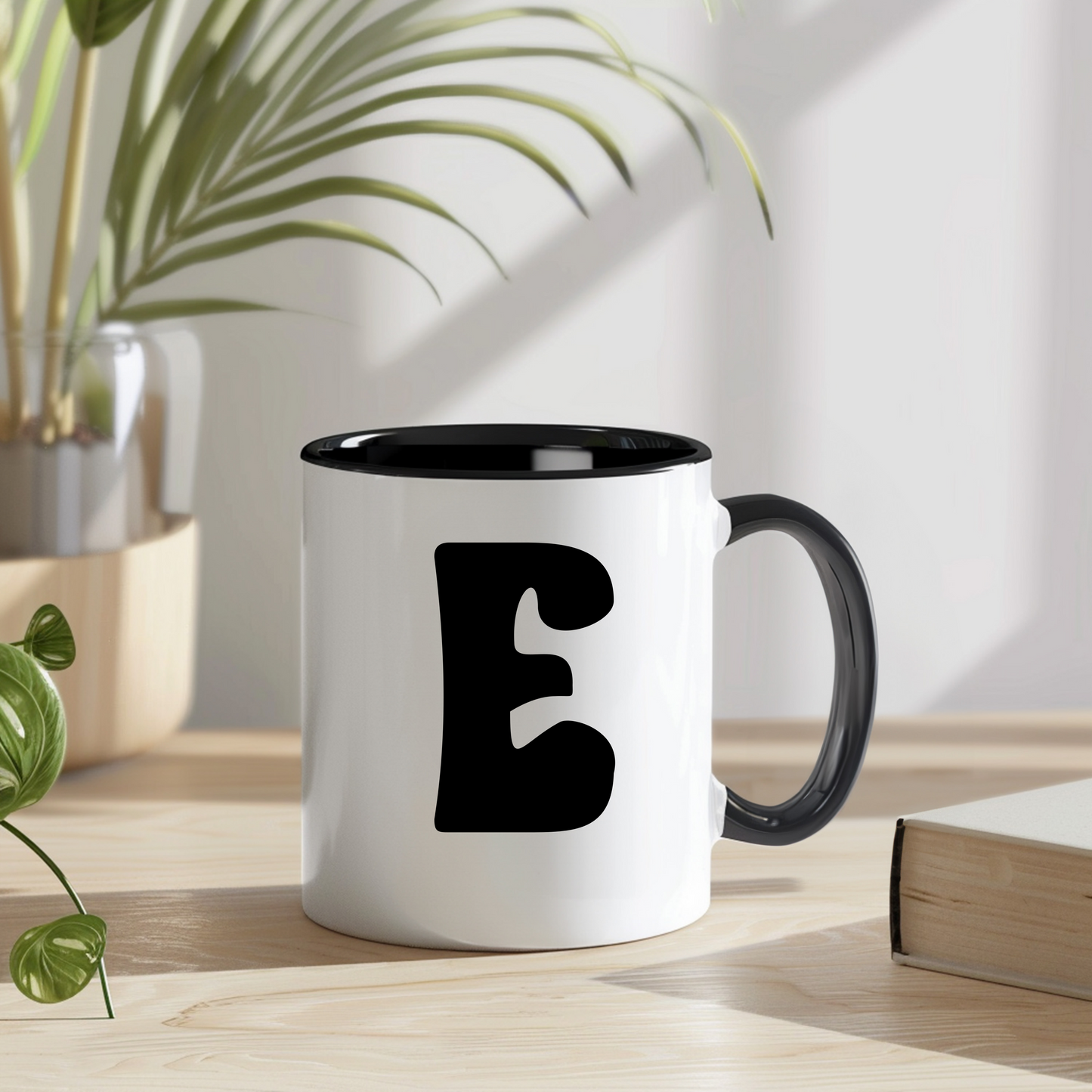 Personalisierte Tasse "Mare" mit Initiale - Stilvolles Design in Schwarz-Weiß
