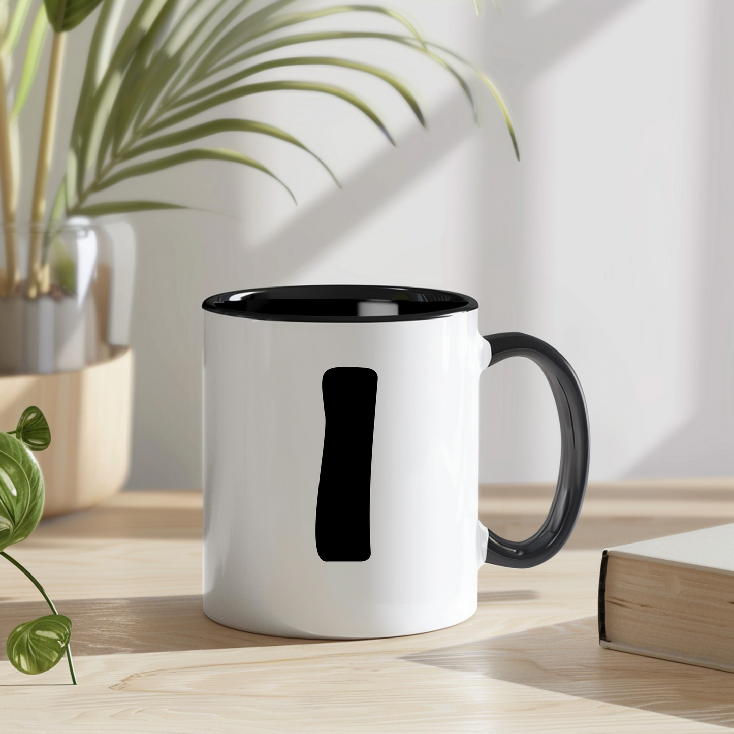 Personalisierte Tasse "Mare" mit Initiale - Stilvolles Design in Schwarz-Weiß