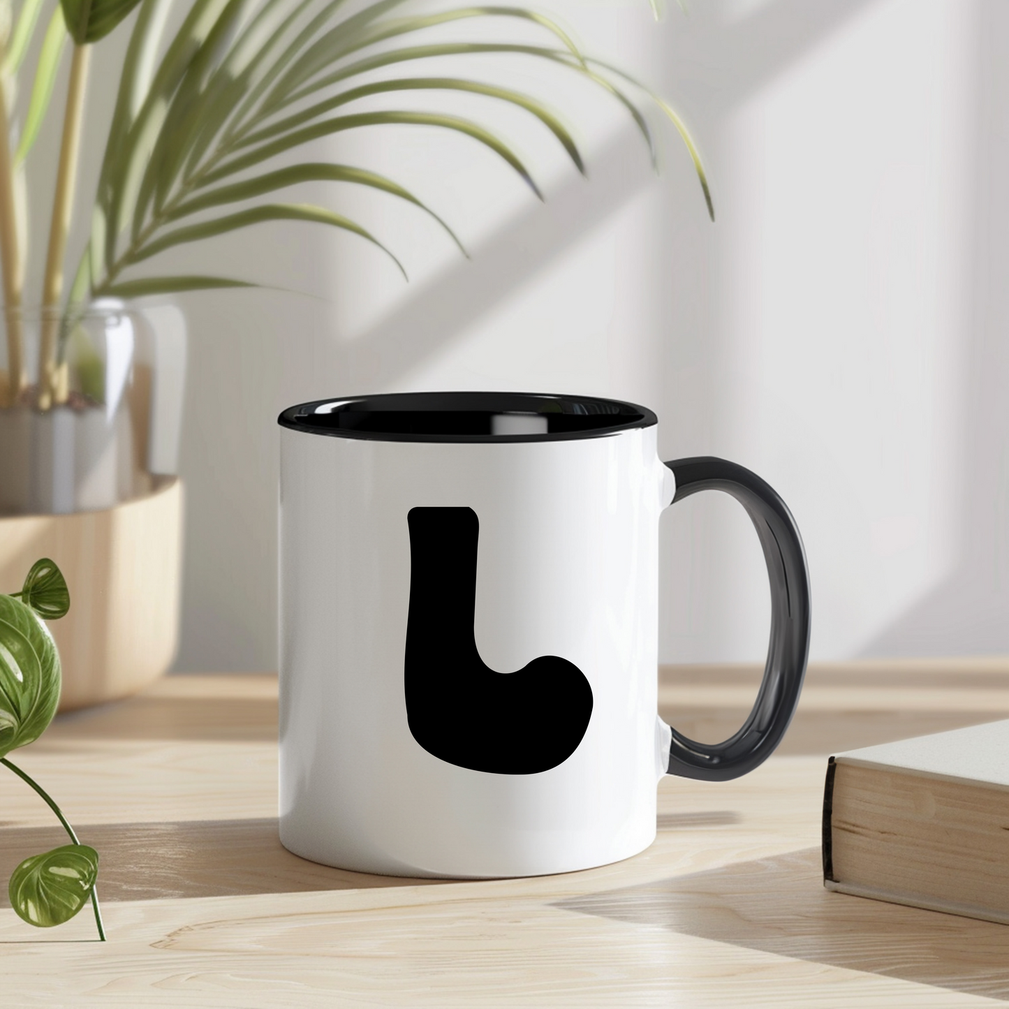 Personalisierte Tasse "Mare" mit Initiale - Stilvolles Design in Schwarz-Weiß
