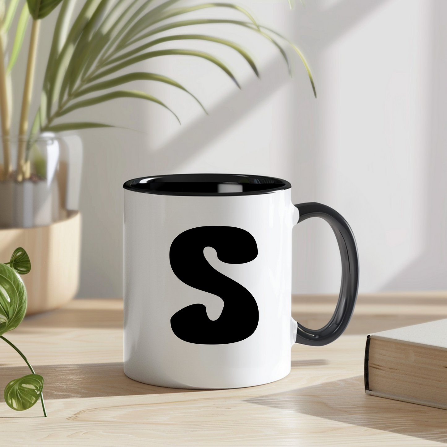 Personalisierte Tasse "Mare" mit Initiale - Stilvolles Design in Schwarz-Weiß